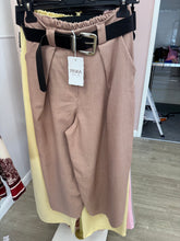 Load image into Gallery viewer, 2 colours 3/4 trousers belted
