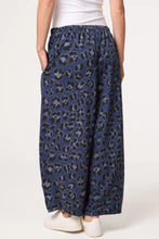 Load image into Gallery viewer, Navy leopard trouser causal
