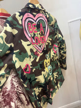 Load image into Gallery viewer, Be a lover army blazer
