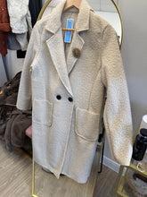 Load image into Gallery viewer, Plain jacket with buttons with brooch
