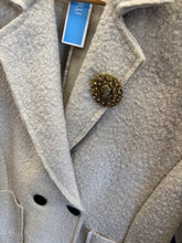 Load image into Gallery viewer, Plain jacket with buttons with brooch
