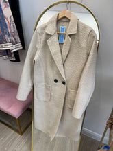 Load image into Gallery viewer, Plain jacket with buttons with brooch

