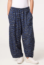 Load image into Gallery viewer, Navy leopard trouser causal
